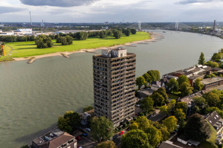 Drohnenaufnahme des Hotel Rheingarten direkt am Rhein mit Blick auf die Rheinwiesen und die Brücke