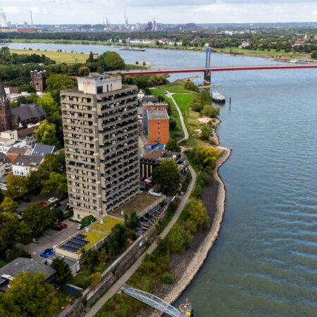 Drohnenaufnahme des Hotel Rheingarten am Rhein mit Blick auf die Brücke und umliegende Stadt
