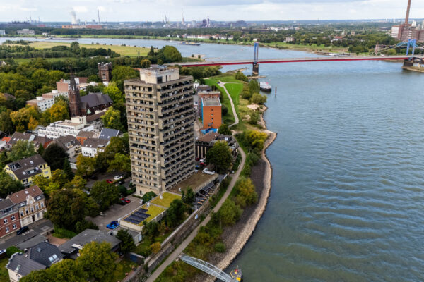 Drohnenaufnahme des Hotel Rheingarten am Rhein mit Blick auf die Brücke und umliegende Stadt
