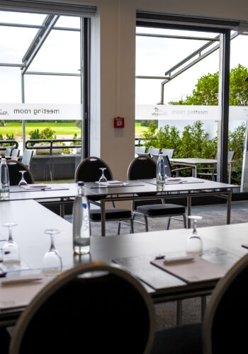 Heller Tagungs- und Konferenzraum im Hotel Rheingarten mit Blick auf die Terrasse und den Rhein, vorbereitet für eine Besprechung.