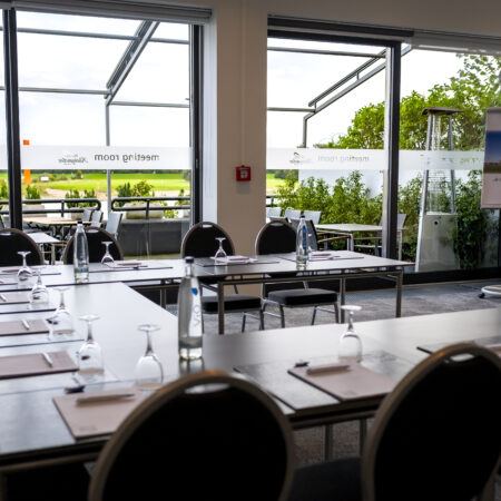 Heller Tagungs- und Konferenzraum im Hotel Rheingarten mit Blick auf die Terrasse und den Rhein, vorbereitet für eine Besprechung.