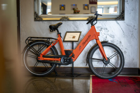 Modernes orangefarbenes Leihfahrrad vom Hotel Rheingarten für Radtouren entlang des Rheins.