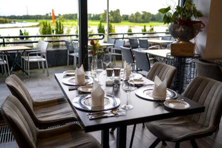 Stilvoll gedeckter Tisch im Restaurant des Hotel Rheingarten mit Blick auf die Rheinterrasse.
