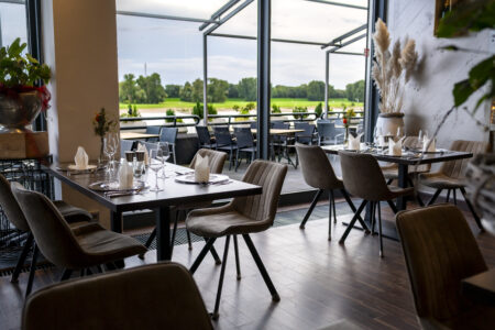 Modern gedecktes Restaurant im Hotel Rheingarten mit großen Panoramafenstern und Blick auf den Rhein.