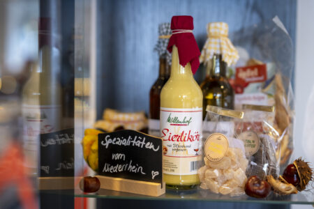 Regionale Spezialitäten vom Niederrhein im Hotel Rheingarten – Likör, Bonbons und Feinkost als Souvenir oder Geschenk.