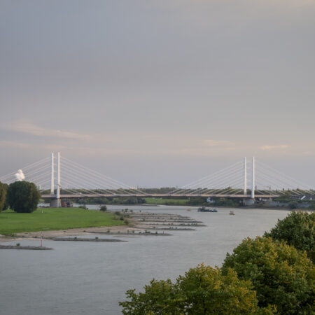 Blick auf die imposante Rheinbrücke bei Sonnenuntergang – Aussicht vom Hotel Rheingarten in Duisburg-Rheinhausen.