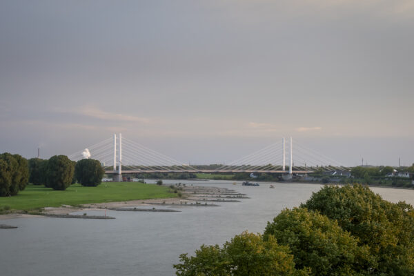 Blick auf die imposante Rheinbrücke bei Sonnenuntergang – Aussicht vom Hotel Rheingarten in Duisburg-Rheinhausen.