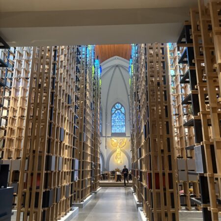 Innenraum des Kolumbarium Duisburg in einer ehemaligen Kirche mit hohen Urnenwänden und goldenem Engel.