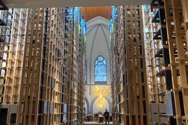 Innenraum des Kolumbarium Duisburg in einer ehemaligen Kirche mit hohen Urnenwänden und goldenem Engel.