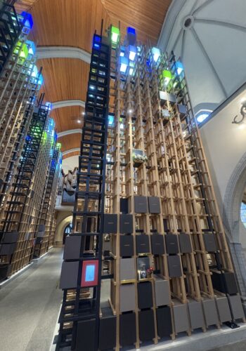 Detailansicht der Urnenwände im Kolumbarium Duisburg mit farbig beleuchteten Elementen im Kirchenraum.