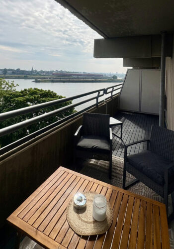 Balkon mit Sitzbereich und Blick auf den Rhein