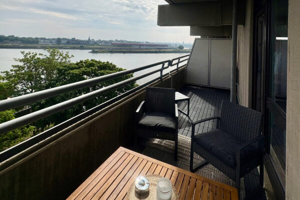 Balkon mit Sitzbereich und Blick auf den Rhein