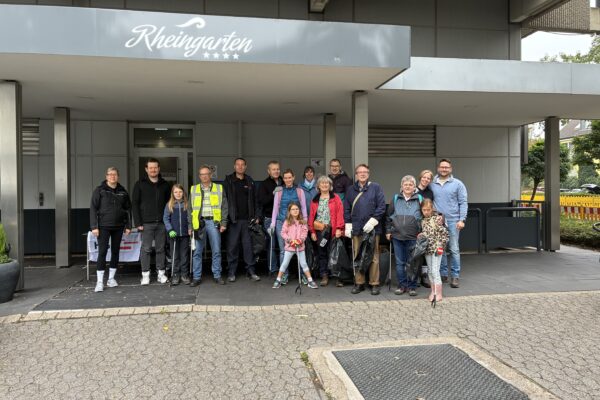 Teilnehmende des Rhine Clean Up 2026 vor dem Hotel Rheingarten in Duisburg.